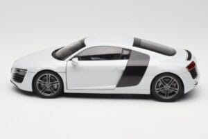 Audi R8 Type 42 Suzuka Grey Kyosho 1:18 09213SG Metal - imagen 4 de 8