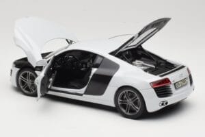 Audi R8 Type 42 Suzuka Grey Kyosho 1:18 09213SG Metal - imagen 5 de 8