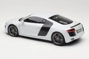 Audi R8 Type 42 Suzuka Grey Kyosho 1:18 09213SG Metal - imagen 7 de 8