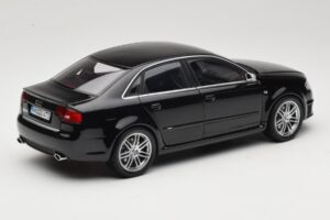 Audi RS4 B7 Sedan Phantom Black Minichamps 1:18 5010509115 Metal - imagen 3 de 8