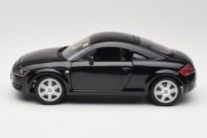 Audi TT 8N Negro Revell 1:18 08953 Metal - imagen 4 de 8