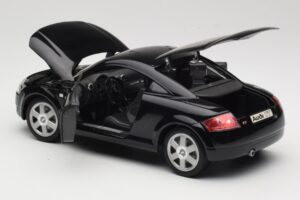 Audi TT 8N Negro Revell 1:18 08953 Metal - imagen 5 de 8