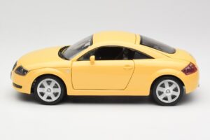 Audi TT 8N Amarillo Revell 1:18 08954-M1 Metal - imagen 4 de 8
