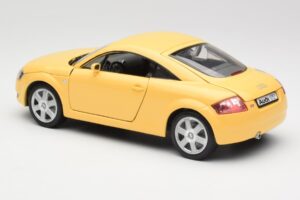 Audi TT 8N Amarillo Revell 1:18 08954-M1 Metal - imagen 7 de 8
