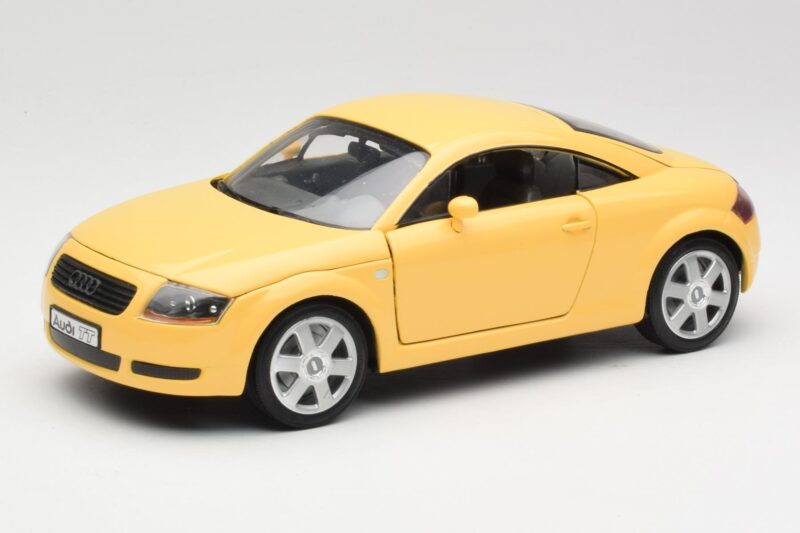 Audi TT 8N Amarillo Revell 1:18 08954-M1 Metal