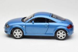 Audi TT 8N Azul Revell 1:18 8954 Metal - imagen 4 de 8