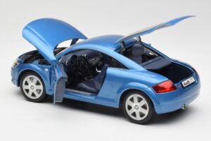 Audi TT 8N Azul Revell 1:18 8954 Metal - imagen 5 de 8