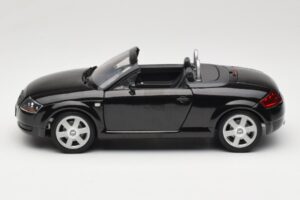 Audi TT 8N Roadster Negro Revell 1:18 08980 Metal - imagen 4 de 8