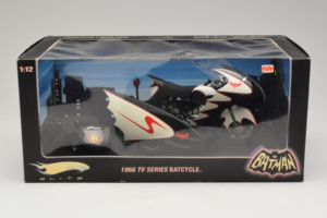 Batcycle & Sidecar Batman TV Series Hot Wheels 1:18 R0006 Metal - imagen 2 de 2
