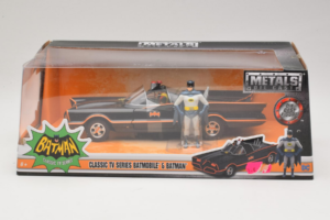 Batmobile Con Figura de Batman Metals Diecast 1:24 98259 Metal