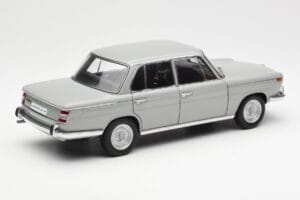BMW 1800 TiSA Bernina Gris AUTOart 1:18 70621 Metal - imagen 3 de 8