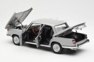 BMW 1800 TiSA Bernina Gris AUTOart 1:18 70621 Metal - imagen 5 de 8