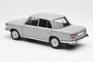 BMW 1800 TiSA Bernina Gris AUTOart 1:18 70621 Metal - imagen 7 de 8