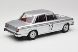 BMW 2000 Ti #17 J. Ickx / H. Hahne 24 Hours of Spa 1966 Winners Minichamps 1:18 107662517 Resina - imagen 2 de 6