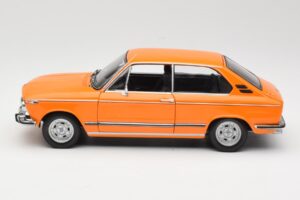 BMW 2000 Tii Touring Naranja Minichamps 1:18 80430145824 Metal - imagen 4 de 8