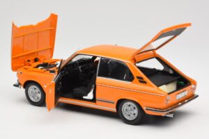 BMW 2000 Tii Touring Naranja Minichamps 1:18 80430145824 Metal - imagen 5 de 8