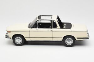 BMW 2002 Baur Descapotable E10 Chamonix Blanco AUTOart 1:18 70532 Metal - imagen 4 de 8