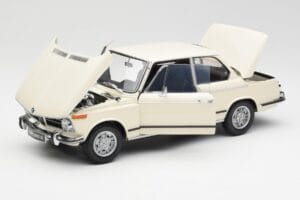 BMW 2002 Blanco Kyosho 1:18 08541W Metal - imagen 2 de 8