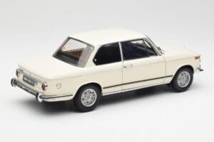 BMW 2002 Blanco Kyosho 1:18 08541W Metal - imagen 3 de 8