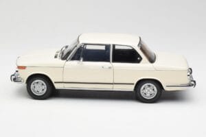 BMW 2002 Blanco Kyosho 1:18 08541W Metal - imagen 4 de 8