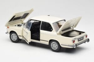 BMW 2002 Blanco Kyosho 1:18 08541W Metal - imagen 5 de 8