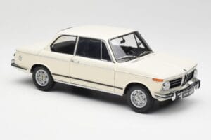 BMW 2002 Blanco Kyosho 1:18 08541W Metal - imagen 6 de 8