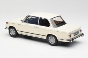 BMW 2002 Blanco Kyosho 1:18 08541W Metal - imagen 7 de 8