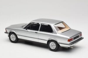 BMW 320 E21 Plata Minichamps 1:18 107024200 Resina - imagen 5 de 6
