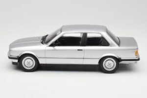 BMW 323i E21 Plata Minichamps 1:18 155026001 Metal - imagen 3 de 6