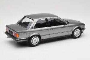 BMW 323i E30 Grey Metallic Minichamps 1:18 155026006 Metal - imagen 2 de 6