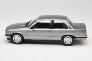 BMW 323i E30 Grey Metallic Minichamps 1:18 155026006 Metal - imagen 3 de 6