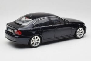 BMW 330i E46 Negro Kyosho 1:18 08731RB Metal - imagen 3 de 8