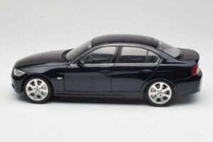 BMW 330i E46 Negro Kyosho 1:18 08731RB Metal - imagen 4 de 8