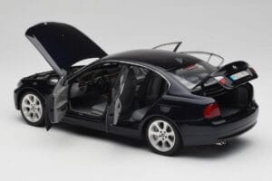 BMW 330i E46 Negro Kyosho 1:18 08731RB Metal - imagen 5 de 8