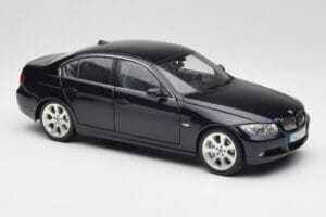 BMW 330i E46 Negro Kyosho 1:18 08731RB Metal - imagen 6 de 8