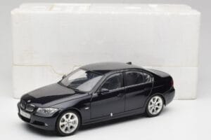 BMW 330i E46 Negro Kyosho 1:18 08731RB Metal - imagen 8 de 8