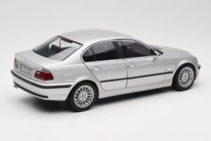 BMW 330i E46 Plata UT 1:18 80430302328 Metal - imagen 3 de 8
