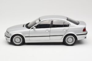 BMW 330i E46 Plata UT 1:18 80430302328 Metal - imagen 4 de 8