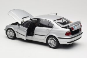 BMW 330i E46 Plata UT 1:18 80430302328 Metal - imagen 5 de 8