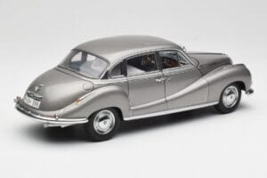 BMW 502 2.6 Luxus Silver Beige Metallic AUTOart 1:18 70591 Metal - imagen 3 de 8