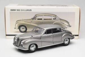 BMW 502 2.6 Luxus Silver Beige Metallic AUTOart 1:18 70591 Metal - imagen 8 de 8