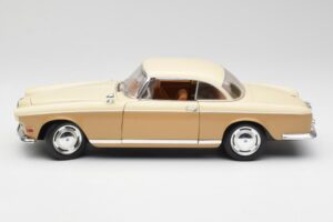 BMW 503 Beige Revell 1:18 8832 Metal - imagen 4 de 8