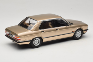 BMW 520i E28 Gold Metallic IXO 1:18 18CMC184 Metal - imagen 2 de 6
