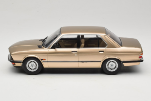 BMW 520i E28 Gold Metallic IXO 1:18 18CMC184 Metal - imagen 3 de 6