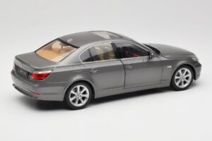 BMW 530i E60 Grey Metallic Revell 1:18 08841 Metal - imagen 3 de 8
