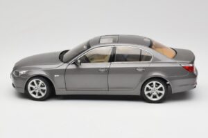 BMW 530i E60 Grey Metallic Revell 1:18 08841 Metal - imagen 4 de 8