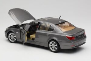 BMW 530i E60 Grey Metallic Revell 1:18 08841 Metal - imagen 5 de 8