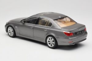 BMW 530i E60 Grey Metallic Revell 1:18 08841 Metal - imagen 7 de 8