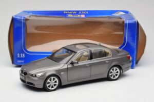 BMW 530i E60 Grey Metallic Revell 1:18 08841 Metal - imagen 8 de 8