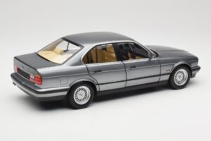 BMW 535i E34 Gris Metallic Minichamps 1:18 100024008 Metal - imagen 3 de 8